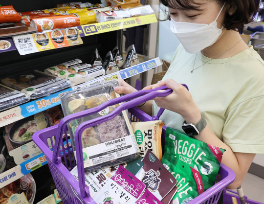 CU가 채식 간편식 시리즈를 확대한다. 사진은 한 CU 매장에서 채식 상품을 구매하는 소비자. <BGF리테일 제공>